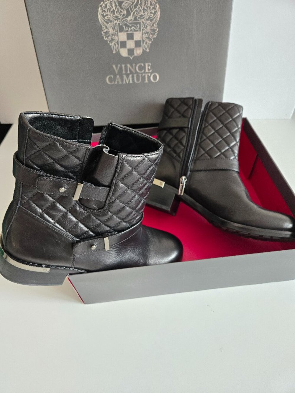 *NEW*  Women Vince Camuto Black US size 9.5 ankle boots